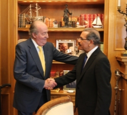 Don Juan Carlos saluda al Presidente de la República Dominicana momentos antes del encuentro